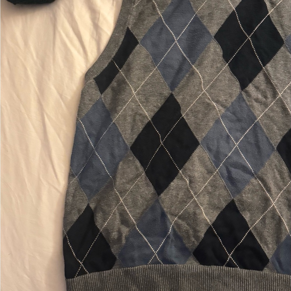 GAP Men's V-Neck Argyle Sweater Vest - Gray and Blue - Picture 3 of 6